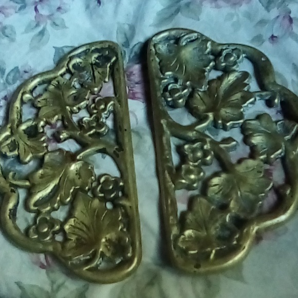 Cast Iron Table protector brass overlay floral motif vintage. Artist stamped. - Picture 2 of 4